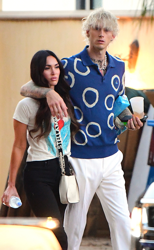 Megan Fox Dan Mgk - Megan Fox and Machine Gun Kelly can't keep hands